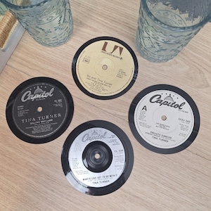Puede incluir: Juego de cuatro posavasos de vinilo con portadas de álbumes icónicos. Incluye posavasos con los nombres "Tina Turner" e "Ike and Tina Turner". Los posavasos son negros y beige con texto blanco y están diseñados para proteger superficies.