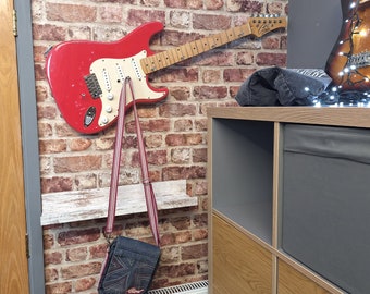 Perchero con gancho para guitarra, rosa, estilo vintage e industrial, ideal para guitarristas y amantes de la música.