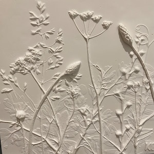 Wilder Garten III.  Botanische Flachrelieffliese, handgefertigt, Gipskunst, schöne, erschwingliche limitierte Auflage