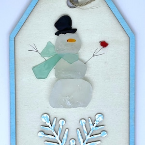 Adorno de etiqueta de copo de nieve con muñeco de nieve: vidrio de playa, arte de vidrio marino, invierno, Navidad, muñeco de nieve, decoración navideña, original, hecho a mano, único
