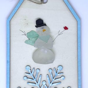 Adorno de etiqueta de copo de nieve con muñeco de nieve: vidrio de playa, arte de vidrio marino, invierno, Navidad, muñeco de nieve, decoración navideña, original, hecho a mano, único