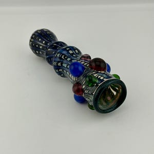 Chillum Pfeife Blau, Grün, Silber geräuchert Chillum Pfeife One Hitter mit Blau und Lila Murmeln und blaue Lippen wickeln große Geschenk Pfeife