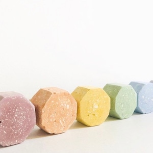 Coloured concrete with white terrazzo - furniture drawer knobs