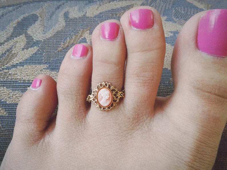 Pink Victorian Lady Cameo Toe Ring Gold Chain Toe Ring Victorian Lady Toe Ring Hipster Body Jewelry Toe Ring Bohemian Toe Ring