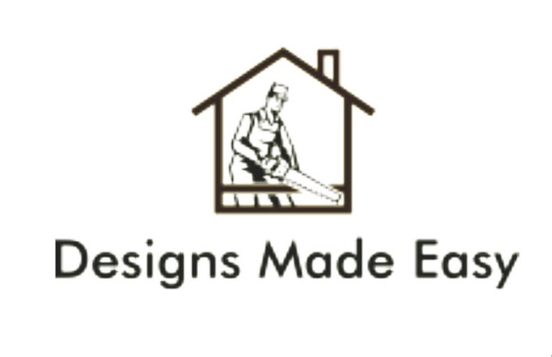 K&ouml;nnte beinhalten: Schwarzwei&szlig;es Logo eines Hauses mit einer Person, die eine S&auml;ge im Inneren h&auml;lt. Der Text "Designs Made Easy" befindet sich unter dem Haus.