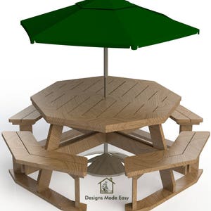 Könnte beinhalten: Achteckiger Holz-Picknicktisch mit sechs Bänken und einem grünen Sonnenschirm. Der Tisch hat eine Lattenoberfläche und die Bänke haben ein geschwungenes Design. Der Sonnenschirm hat ein schlichtes Design und befindet sich mittig über dem Tisch.