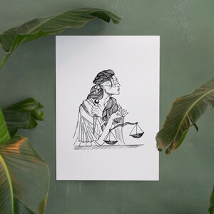 Op de afbeelding: Zwart-witte lijntekening van een vrouw met een blinddoek die een weegschaal vasthoudt. De vrouw draagt een lange jurk en heeft lang haar. De weegschaal is in evenwicht.