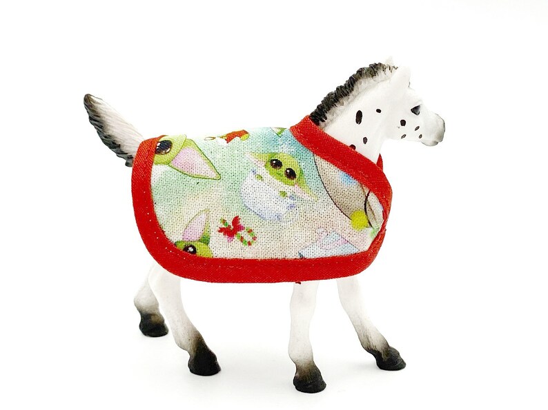 SCHLEICH FOAL Mantas escala 1:24 - Christmas Baby Yoda (rojo) - Listo para enviar imagen 2