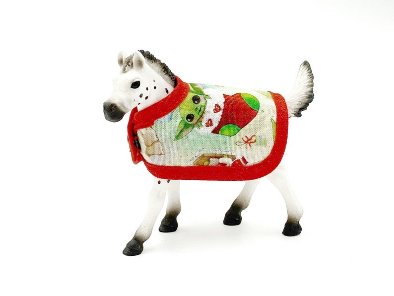 SCHLEICH FOAL Mantas escala 1:24 - Christmas Baby Yoda (rojo) - Listo para enviar imagen 1