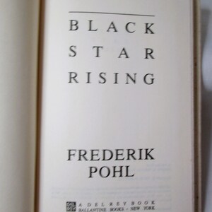 Puede incluir: Libro abierto con el t&iacute;tulo "BLACK STAR RISING" en letras may&uacute;sculas negras. El nombre del autor, FREDERIK POHL, est&aacute; debajo. Los logotipos de Del Rey Book y Ballantine Books est&aacute;n en la parte inferior.