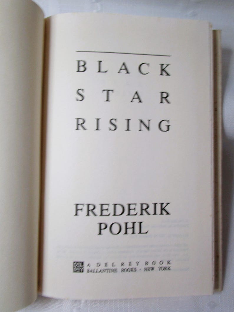 Puede incluir: Libro abierto con el t&iacute;tulo "BLACK STAR RISING" en letras may&uacute;sculas negras. El nombre del autor, FREDERIK POHL, est&aacute; debajo. Los logotipos de Del Rey Book y Ballantine Books est&aacute;n en la parte inferior.