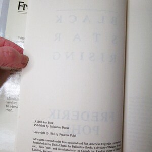 Puede incluir: Libro abierto con el t&iacute;tulo "Black Star Rising" visible. Publicado por Ballantine Books, copyright 1985 por Frederik Pohl. El texto est&aacute; impreso en negro sobre p&aacute;ginas blanquecinas.