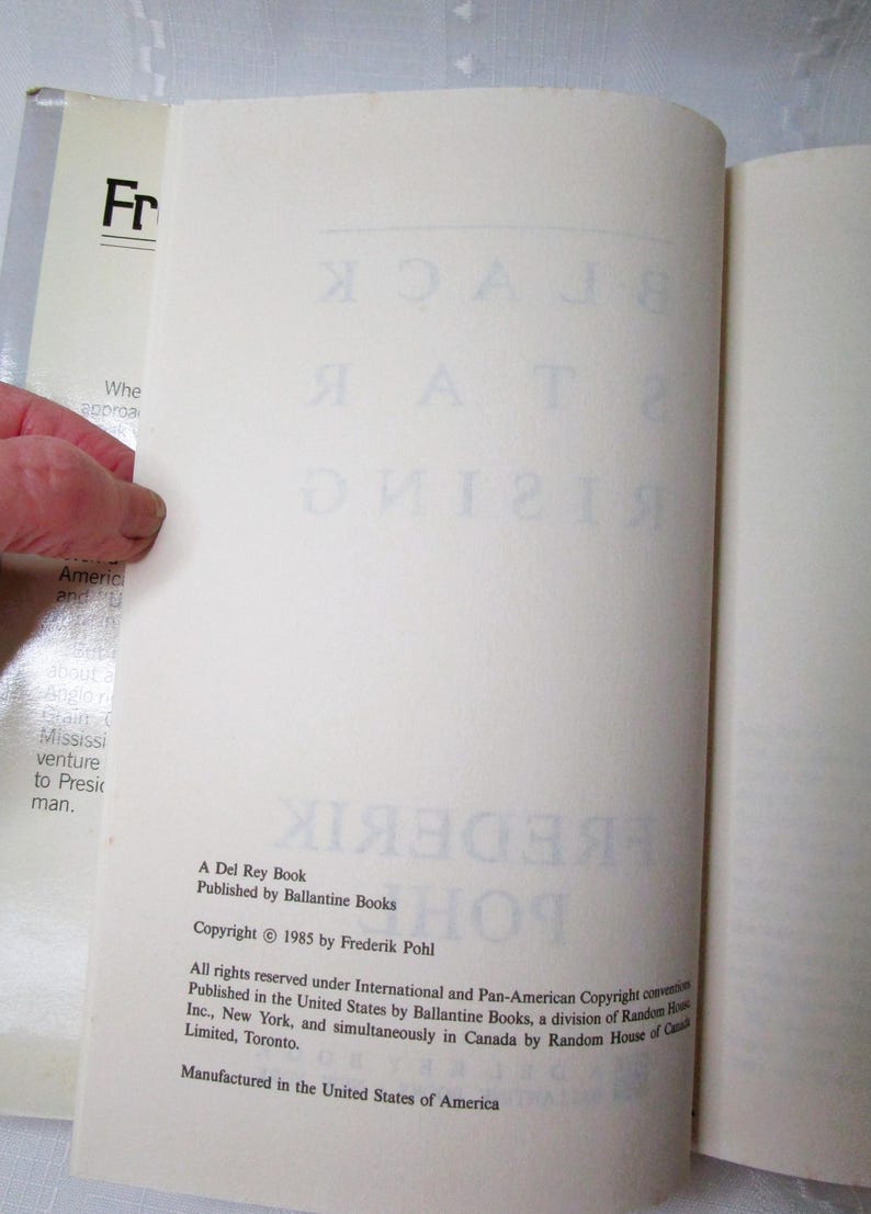 Puede incluir: Libro abierto con el t&iacute;tulo "Black Star Rising" visible. Publicado por Ballantine Books, copyright 1985 por Frederik Pohl. El texto est&aacute; impreso en negro sobre p&aacute;ginas blanquecinas.