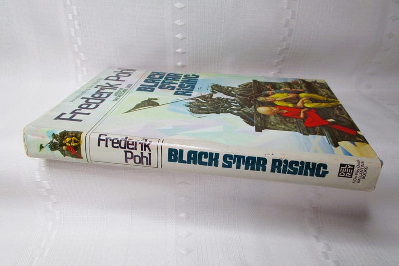 Puede incluir: Un libro de bolsillo vintage titulado "Black Star Rising" de Frederik Pohl. La portada presenta una colorida ilustraci&oacute;n de figuras en un paisaje rocoso. El t&iacute;tulo del libro y el nombre del autor se muestran prominentemente en azul y blanco.
