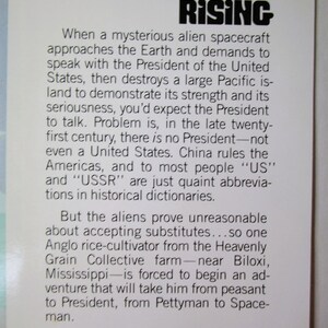 Puede incluir: Una p&aacute;gina impresa con el t&iacute;tulo "BLACK STAR RISING" en letras negras y estilizadas. El texto describe un encuentro alien&iacute;gena y el panorama pol&iacute;tico de finales del siglo XXI.