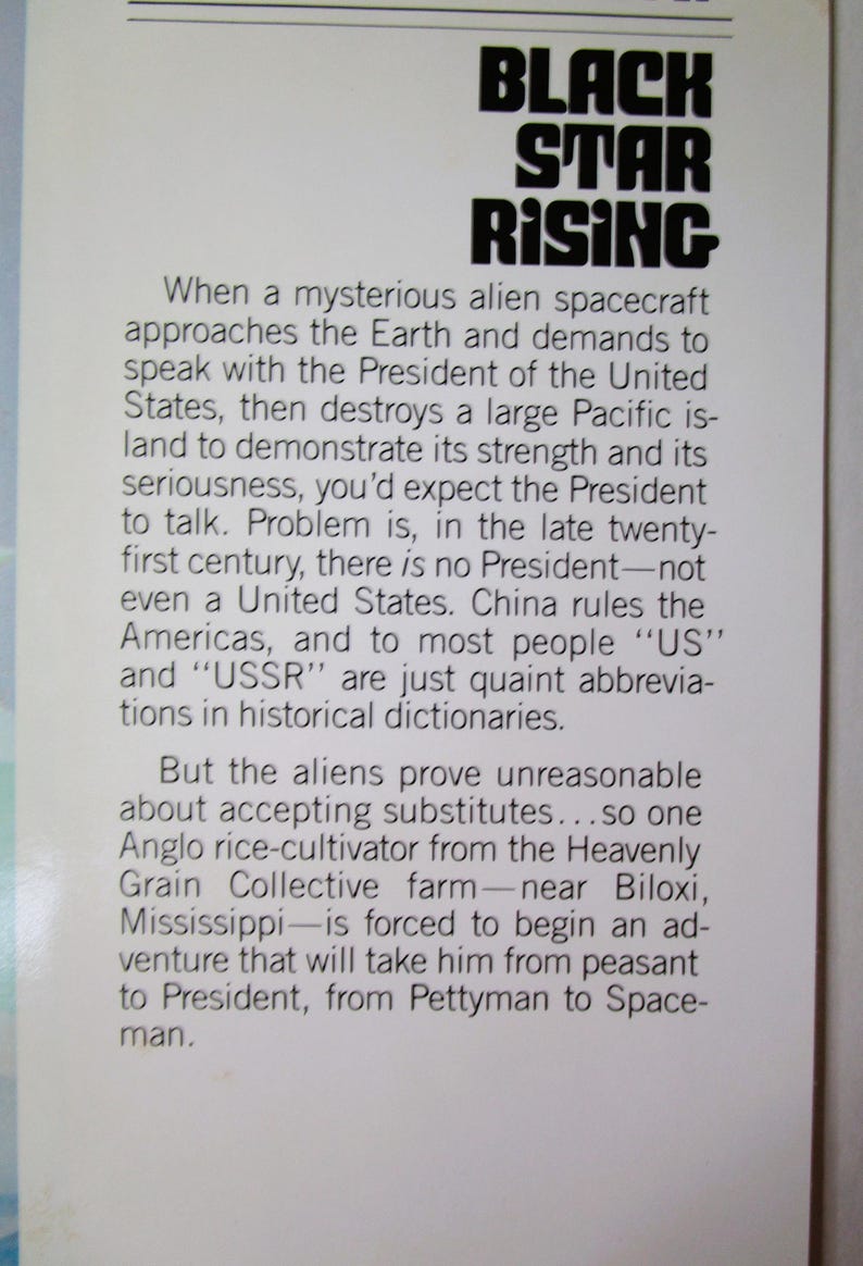 Puede incluir: Una p&aacute;gina impresa con el t&iacute;tulo "BLACK STAR RISING" en letras negras y estilizadas. El texto describe un encuentro alien&iacute;gena y el panorama pol&iacute;tico de finales del siglo XXI.