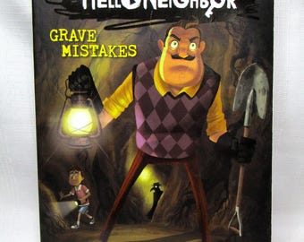 Może przedstawiać: Okładka książki "Hello Neighbor: Grave Mistakes" przedstawia kreskówkową ilustrację mężczyzny trzymającego latarnię i łopatę. Mężczyzna ma na sobie żółtą koszulę, fioletową kamizelkę w romby i brązowe spodnie. Pokazano również chłopca z latarką.