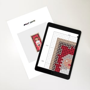 Könnte beinhalten: Ein digitales Kreuzstichmuster auf einem Tablet-Bildschirm. Das Muster ist ein geometrisches Design mit roten, braunen und beigefarbenen Quadraten. Das Muster ist mit "BRIGHT LIGHTS" und "Stitch Co." beschriftet.