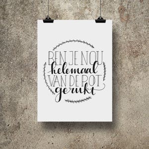 Op de afbeelding: Een witte poster met zwarte tekst en een decoratieve bladerenrand. De tekst luidt "BEN JE NOU helemaal VAN DE POT gerukt" in een mix van lettertypen. De poster hangt aan een getextureerde, lichtbruine muur.