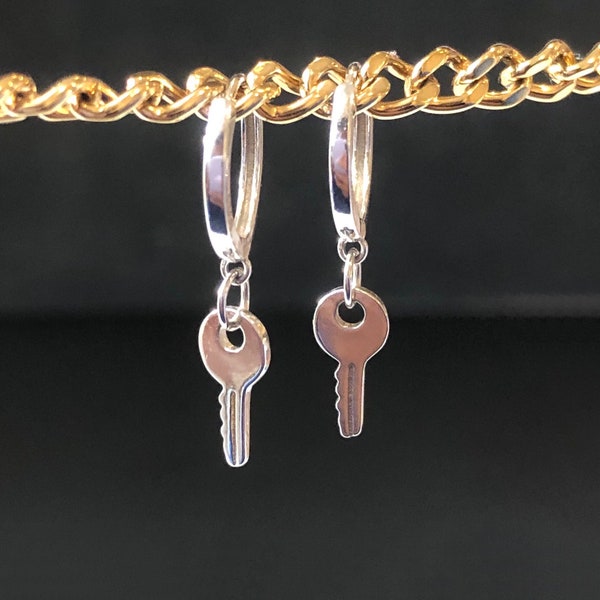 Boucles d'oreilles Silver Dainty Key Huggie Hoops, 18K Gold Plated Sterling Silver, Boucles d'oreilles Key, Boucles d'oreilles Tiny Key, Boucles d'oreilles Small Key