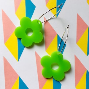 Grüne Blumen Creolen aus Acryl: 60s Mod Ohrhänger