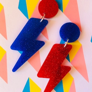 Glitzer Blitz Ohrringe: Rot & Blau Acryl Bowie Bolts