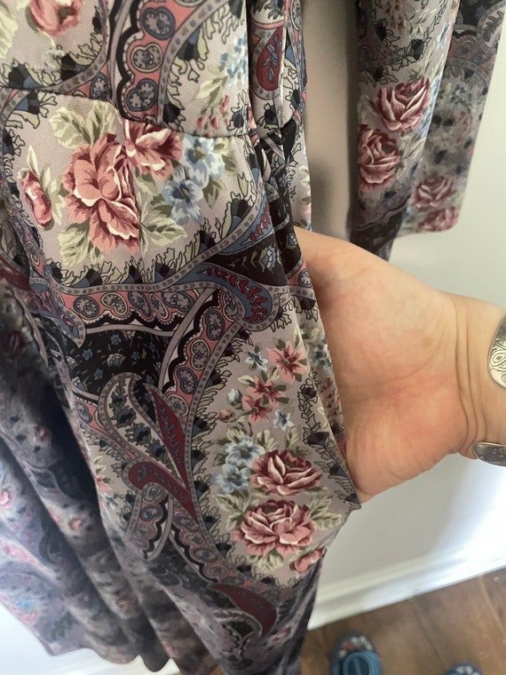 Vintage paisley/floral dress with pockets fits li… - image 3