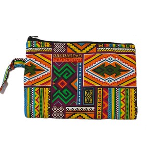 Peut inclure: Une pochette zippée colorée avec un motif géométrique dans des tons d'orange, jaune, vert, bleu, rouge et violet. La pochette a une fermeture éclair noire et une sangle noire.