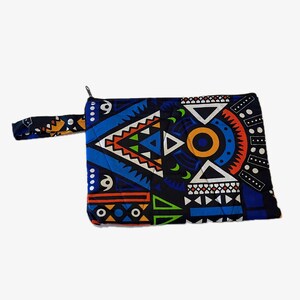 Peut inclure: Une pochette noire à fermeture éclair avec un motif géométrique coloré. Le motif présente des triangles, des cercles et des lignes bleus, orange, verts, blancs et noirs.