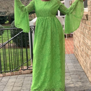 Neon Green Bell Sleeve Dentelle Maxi Dress