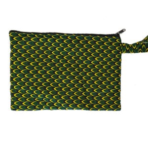 Peut inclure: Une pochette zippée verte et jaune avec un motif géométrique. La pochette a une fermeture éclair noire et une sangle noire.
