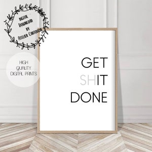 Może przedstawiać: Oprawiony wydruk z napisem "GET SHIT DONE" w kolorze czarnym i szarym na białym tle. Wydruk jest w jasnej drewnianej ramie i jest wyświetlany na białej ścianie i drewnianej podłodze. W lewym g&oacute;rnym rogu znajduje się napis "DIGITAL DOWNLOAD BY ATELIER CARTOUCHE".