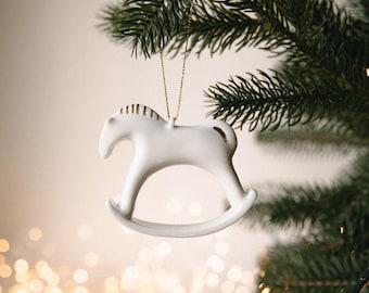 手作りの革製ロッキングホースオーナメント：ホリデーツリーの