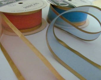 1 m Organza Schleifenband mit Goldrand, 39 mm breit, in Lachs oder Blau.
