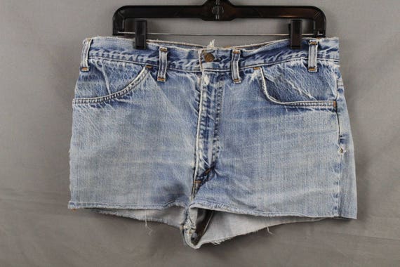 womens distressed levi shorts