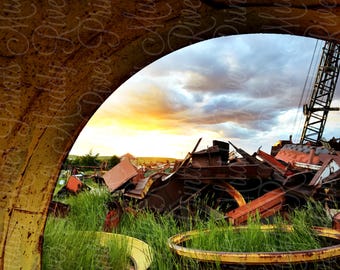 Afdrukbare rustieke Americana fotografie scène van junkyard bij zonsondergang