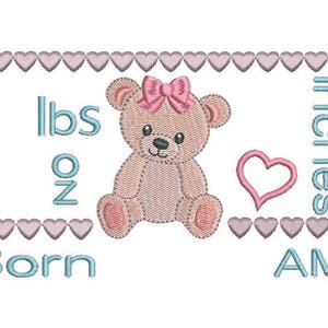 Może przedstawiać: R&oacute;żowy miś z r&oacute;żową kokardką siedzi w środku białego tła. Tekst "lbs oz Born AM inches" jest napisany na niebiesko wok&oacute;ł misia.