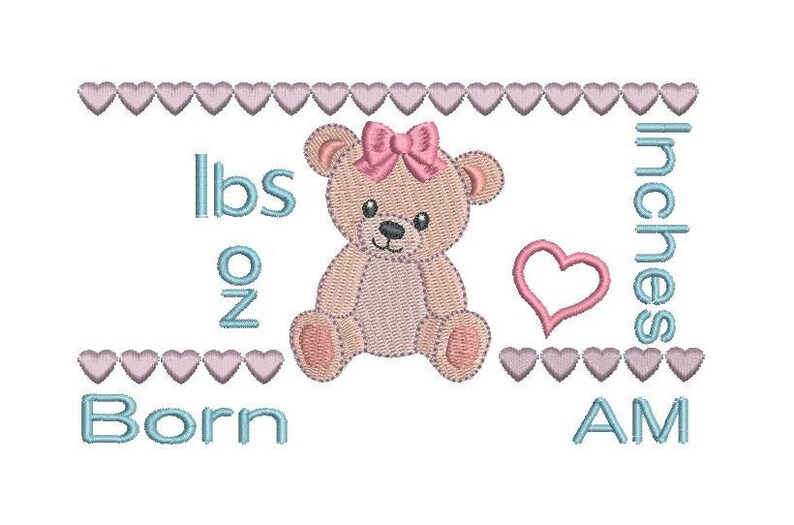 Może przedstawiać: R&oacute;żowy miś z r&oacute;żową kokardką siedzi w środku białego tła. Tekst "lbs oz Born AM inches" jest napisany na niebiesko wok&oacute;ł misia.