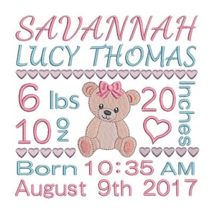 Może przedstawiać: Haftowany wz&oacute;r w kolorze r&oacute;żowym i niebieskim z pluszowym misiem, sercami i tekstem "SAVANNAH LUCY THOMAS", "6 lbs", "10 oz", "20 inches", "Urodzona 10:35 AM", i "Sierpień 9th 2017".