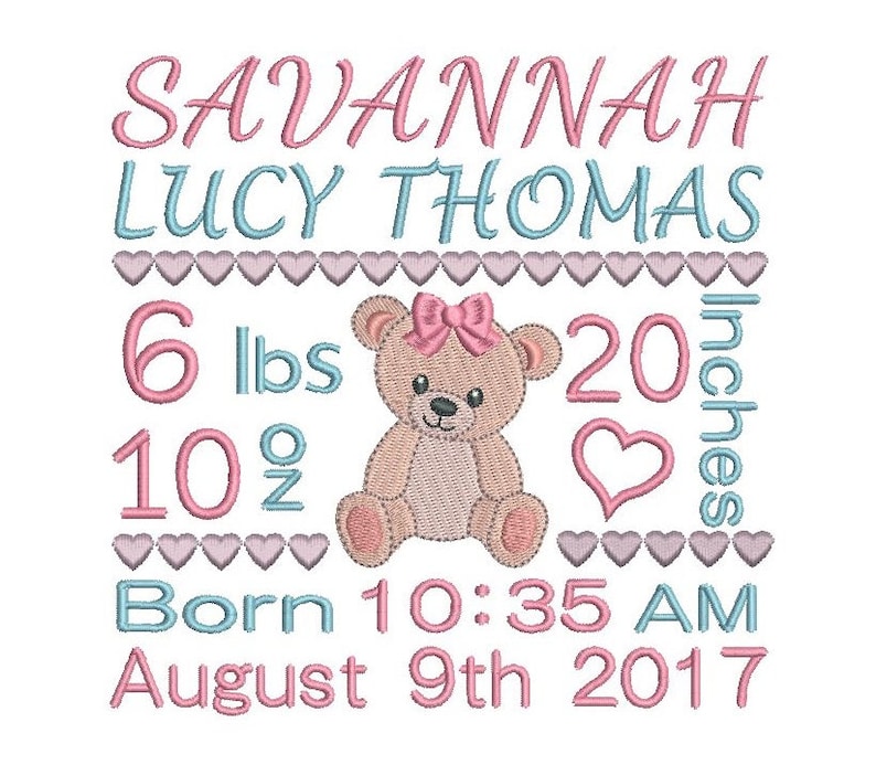 Może przedstawiać: Haftowany wz&oacute;r w kolorze r&oacute;żowym i niebieskim z pluszowym misiem, sercami i tekstem "SAVANNAH LUCY THOMAS", "6 lbs", "10 oz", "20 inches", "Urodzona 10:35 AM", i "Sierpień 9th 2017".