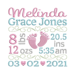 Op de afbeelding: Roze en blauwe geborduurde ontwerp met de naam Melinda Grace Jones, geboortegegevens van 8 pond 12 ounce, 20,5 inch, 5:35 uur en de datum 03 02 2021.