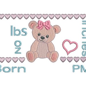 Może przedstawiać: R&oacute;żowo-brązowy miś z r&oacute;żową kokardką siedzi w środku białego tła. Tekst "lbs oz Born" znajduje się po lewej stronie misia, a tekst "inches PM" po prawej stronie misia. Nad i pod misiem znajdują się rzędy małych r&oacute;żowych serduszek.