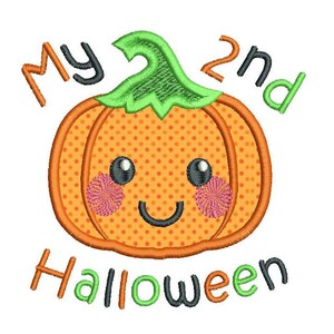 Può includere: Zucca arancione con un viso sorridente e il testo "My 2nd Halloween" in verde e nero.