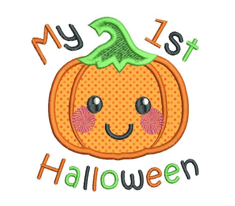 Pu&ograve; includere: Una zucca arancione con un gambo verde e un simpatico viso da cartone animato. La zucca ha un motivo a pois e dice "My 1st Halloween" in lettere nere, verdi e arancioni.