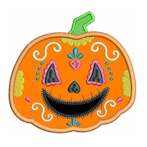 Può includere: Zucca arancione con un viso ispirato al Día de Muertos. La zucca ha una bocca nera, occhi rosa e un naso a forma di cuore. La zucca è decorata con spirali e punti di vari colori.
