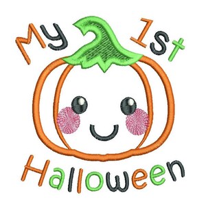 Pu&ograve; includere: Zucca arancione con un gambo verde e un simpatico viso da cartone animato. Il testo "My 1st Halloween" &egrave; scritto intorno alla zucca.