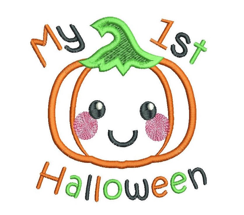 Pu&ograve; includere: Zucca arancione con un gambo verde e un simpatico viso da cartone animato. Il testo "My 1st Halloween" &egrave; scritto intorno alla zucca.