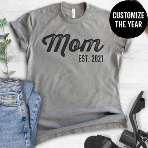 Maman Est. T-shirt (à personnaliser n'importe quelle année), T-shirt unisexe pour femmes à col rond, Cadeau pour maman, T-shirt nouvelle mère, T-shirt à manches courtes et longues image 3