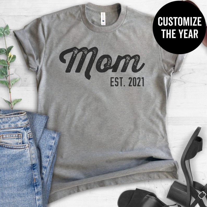 Maman Est. T-shirt (à personnaliser n'importe quelle année), T-shirt unisexe pour femmes à col rond, Cadeau pour maman, T-shirt nouvelle mère, T-shirt à manches courtes et longues image 3