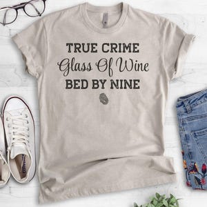 True Crime Glass Of Wine Bed By Nine, Unisex Shirt, True Crime Shirt, True Crime Lover, Murder Shows Shirt afbeelding 3